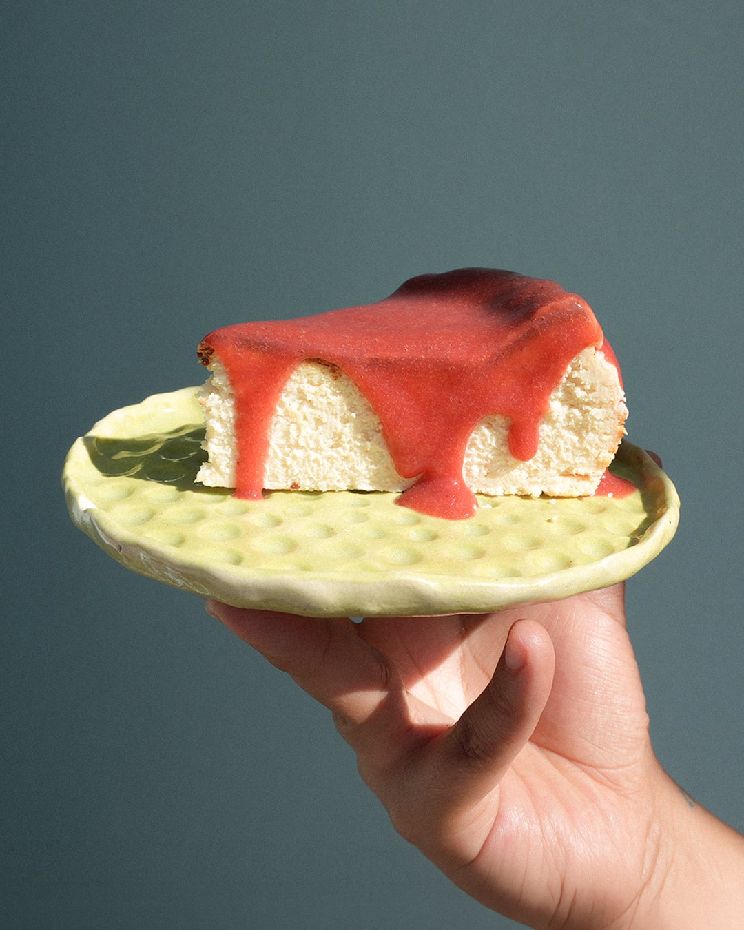Basque Cheesecake con puré de fresa, postre de Migrante Café