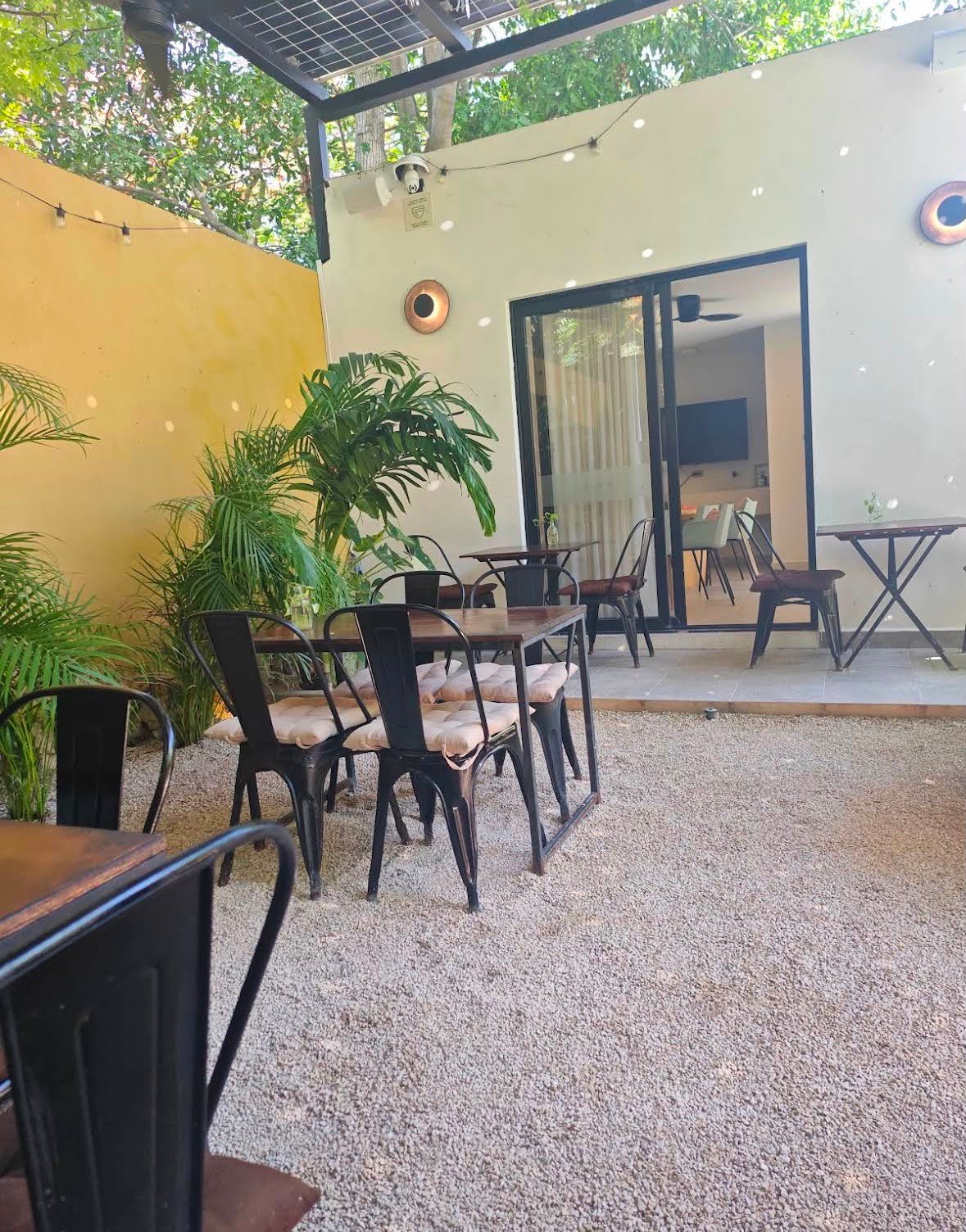 Mesas al aire libre en Migrante Café