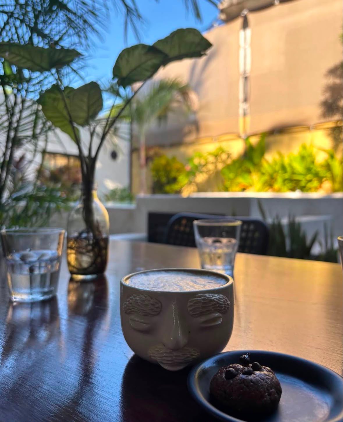 Sobremesa en el patio de Migrante Café